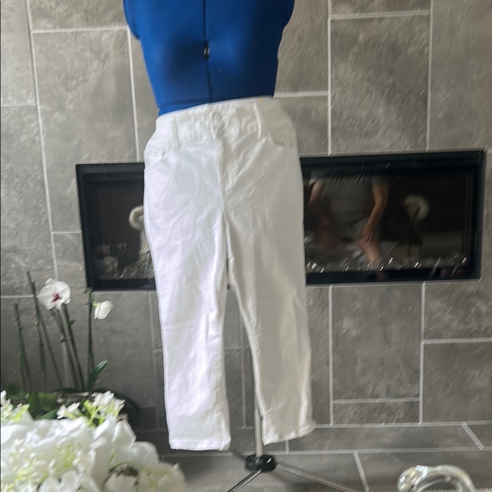 White High-Waisted Capri pants
